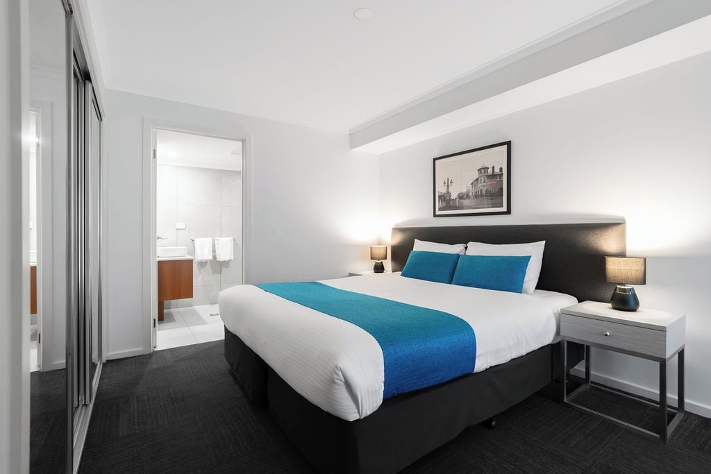 Minibar, caja de seguridad en la habitación y muebles diferentes 