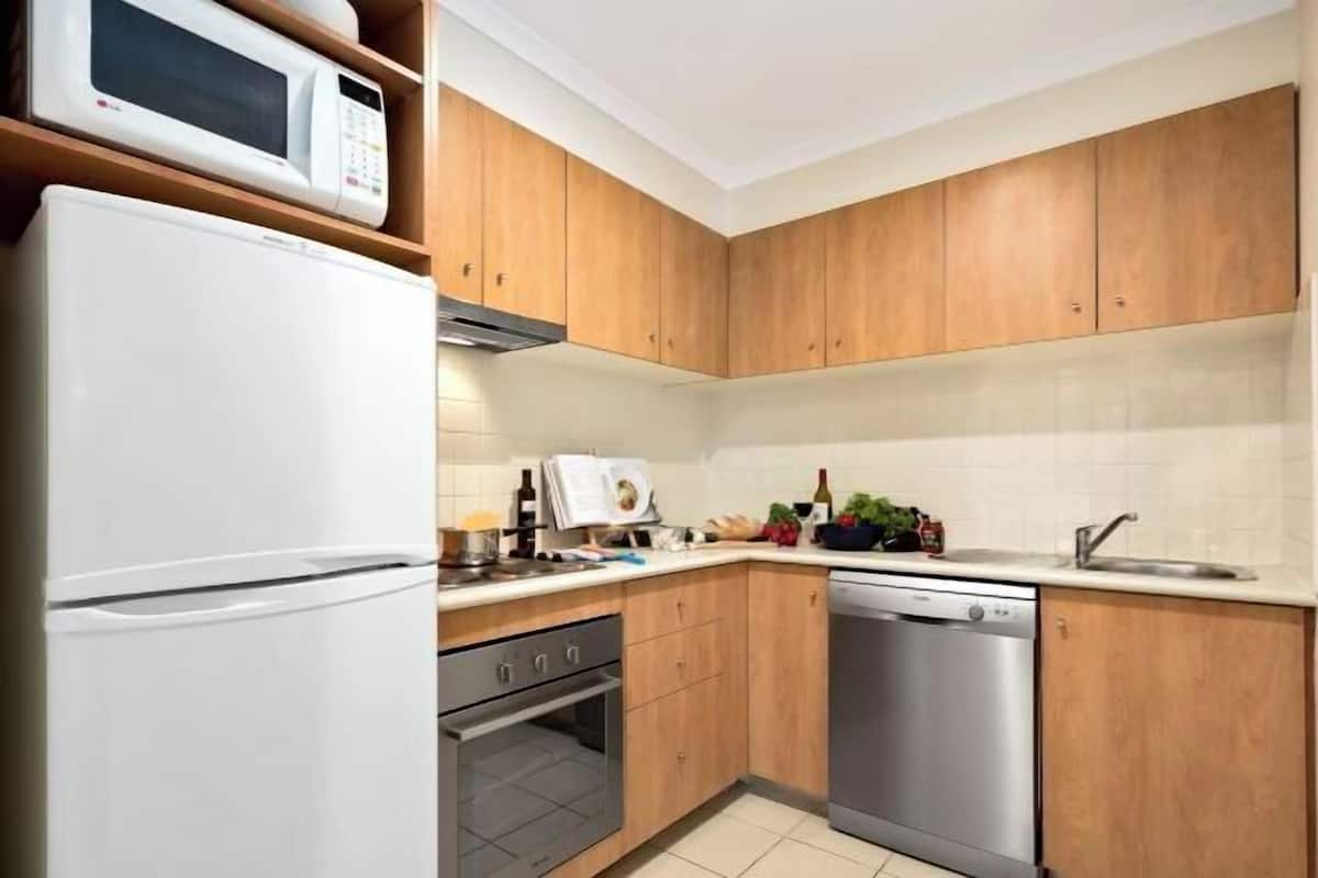 Großer Kühlschrank, Mikrowelle, Herdplatte, Geschirrspüler