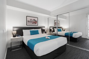 Minibar, safe på rommet, individuelt innredet og skrivebord