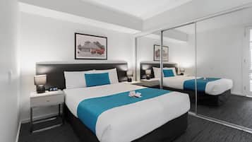 ميني بار وخزنة داخل الغرفة وطراز فريد لكل وحدة ومكتب