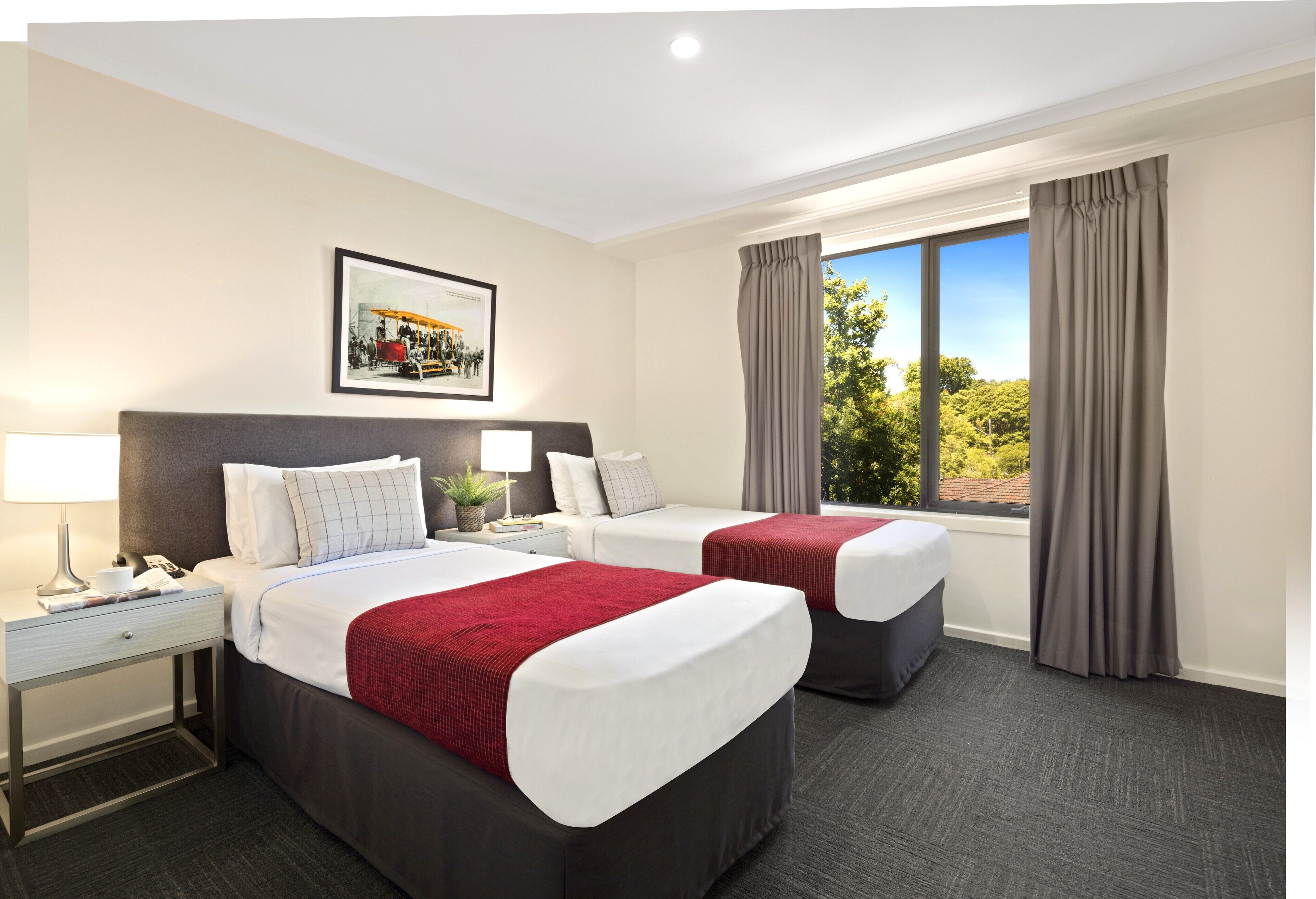 Minibar, caja de seguridad en la habitación y muebles diferentes 