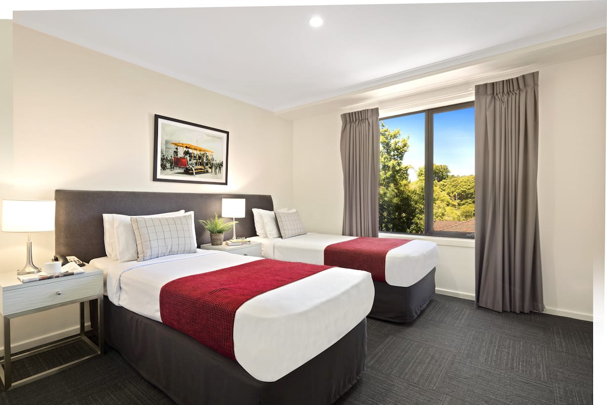 Minibar, caja de seguridad en la habitación y muebles diferentes