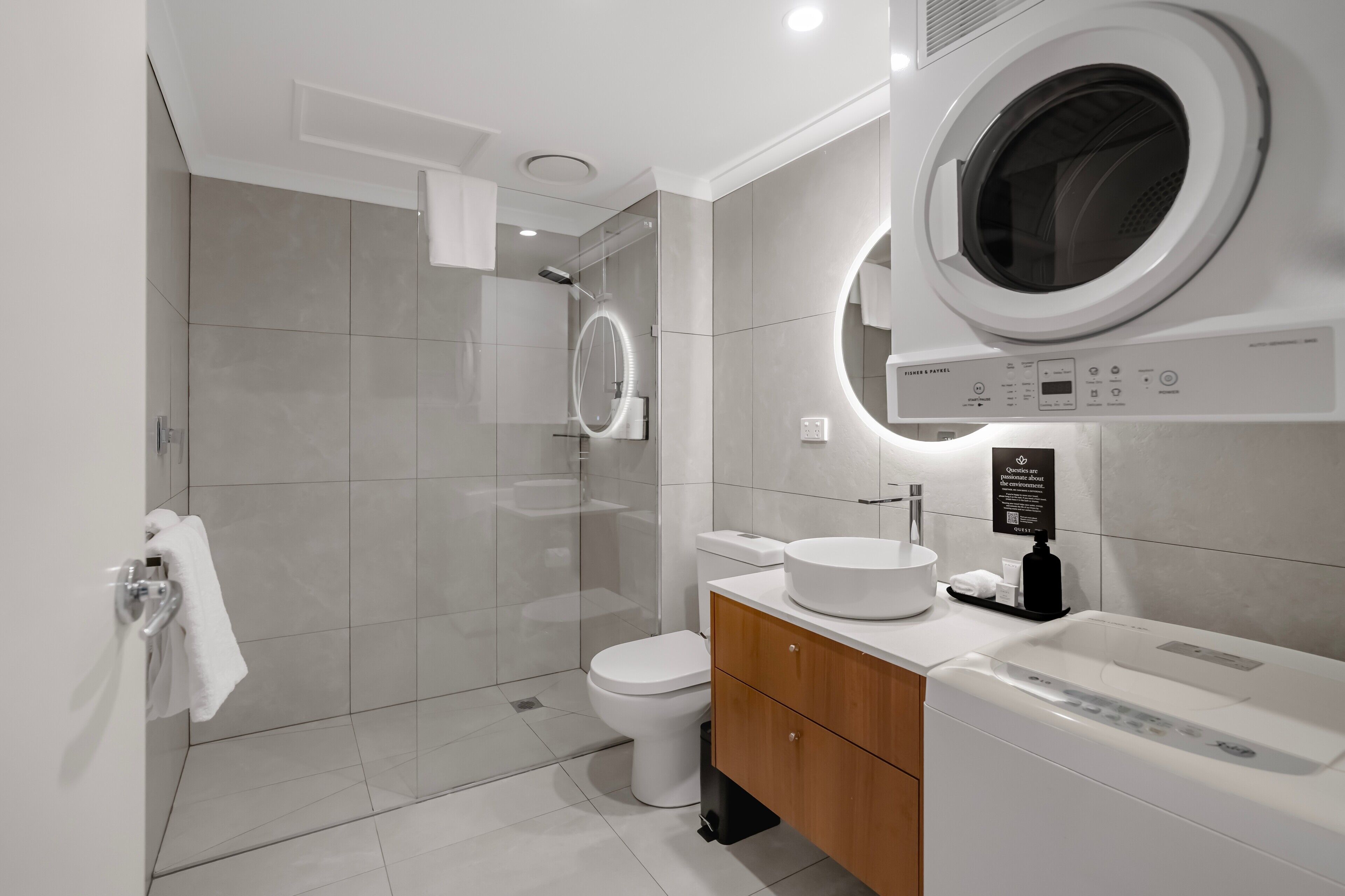 Apartamento luxo, 1 cama Queen | Banheiro | Chuveiro/banheira combinados, produtos de toalete grátis
