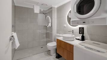 Apartamento luxo, 1 cama Queen | Banheiro | Chuveiro/banheira combinados, produtos de toalete grátis