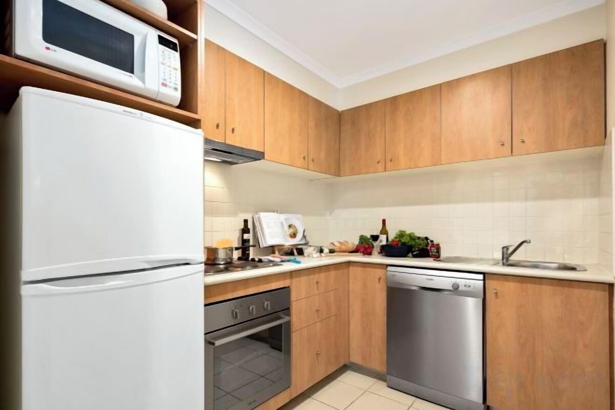 Coffee/tea maker, full-size fridge, microwave, stovetop