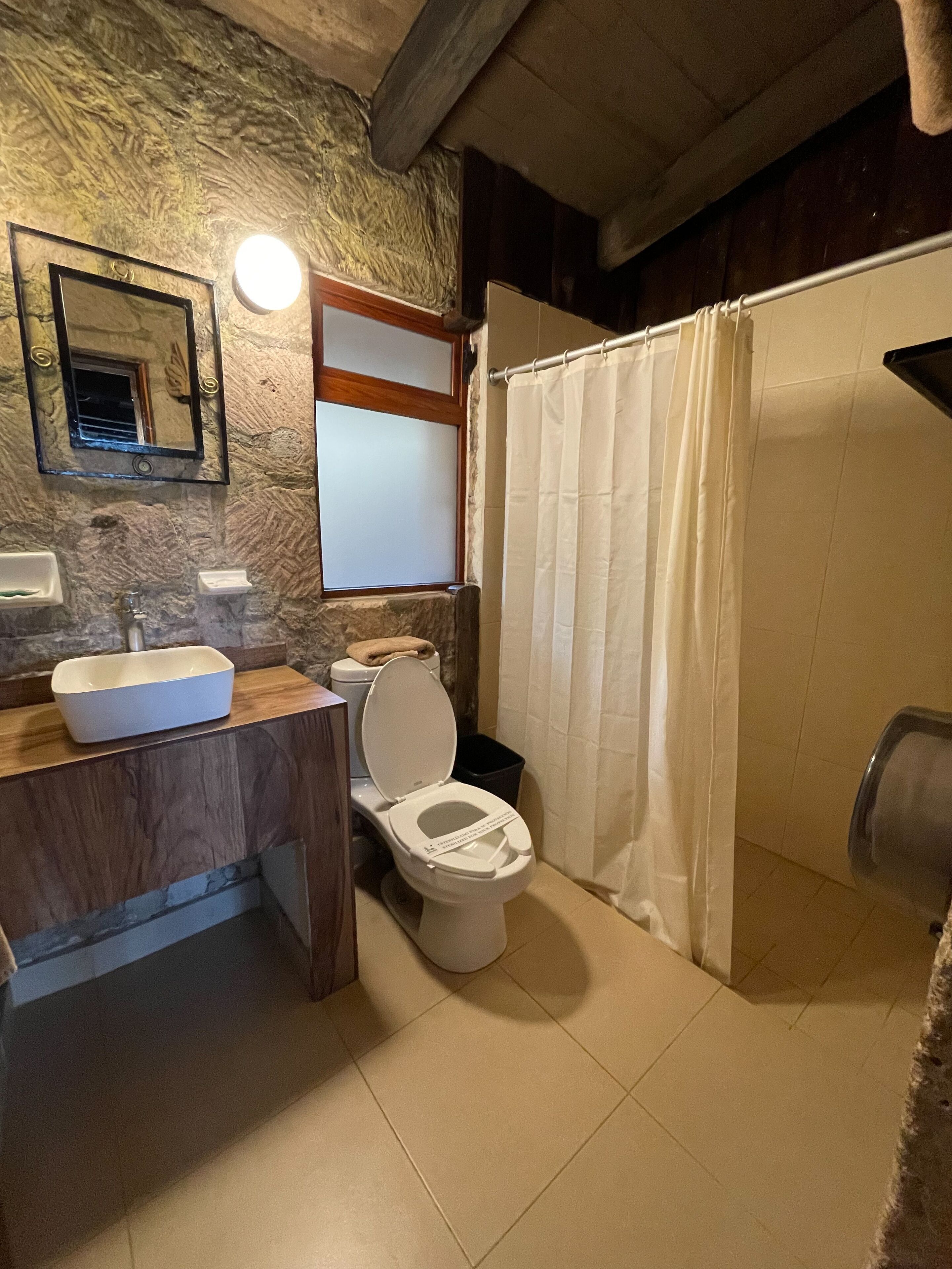 Baño | Ducha, artículos de higiene personal gratuitos, toallas y jabón