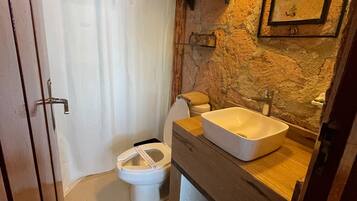 Hytte - 2 soveværelser - køkken | Badeværelse | Bruser, gratis toiletartikler, håndklæder, Sæbe