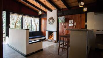 Mökki, 1 makuuhuone, keittiö | Tallelokero huoneessa, ilmainen Wi-Fi, vuodevaatteet