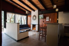 Cabana, 1 quarto, cozinha | Cofres nos quartos, Wi-Fi de cortesia, roupa de cama