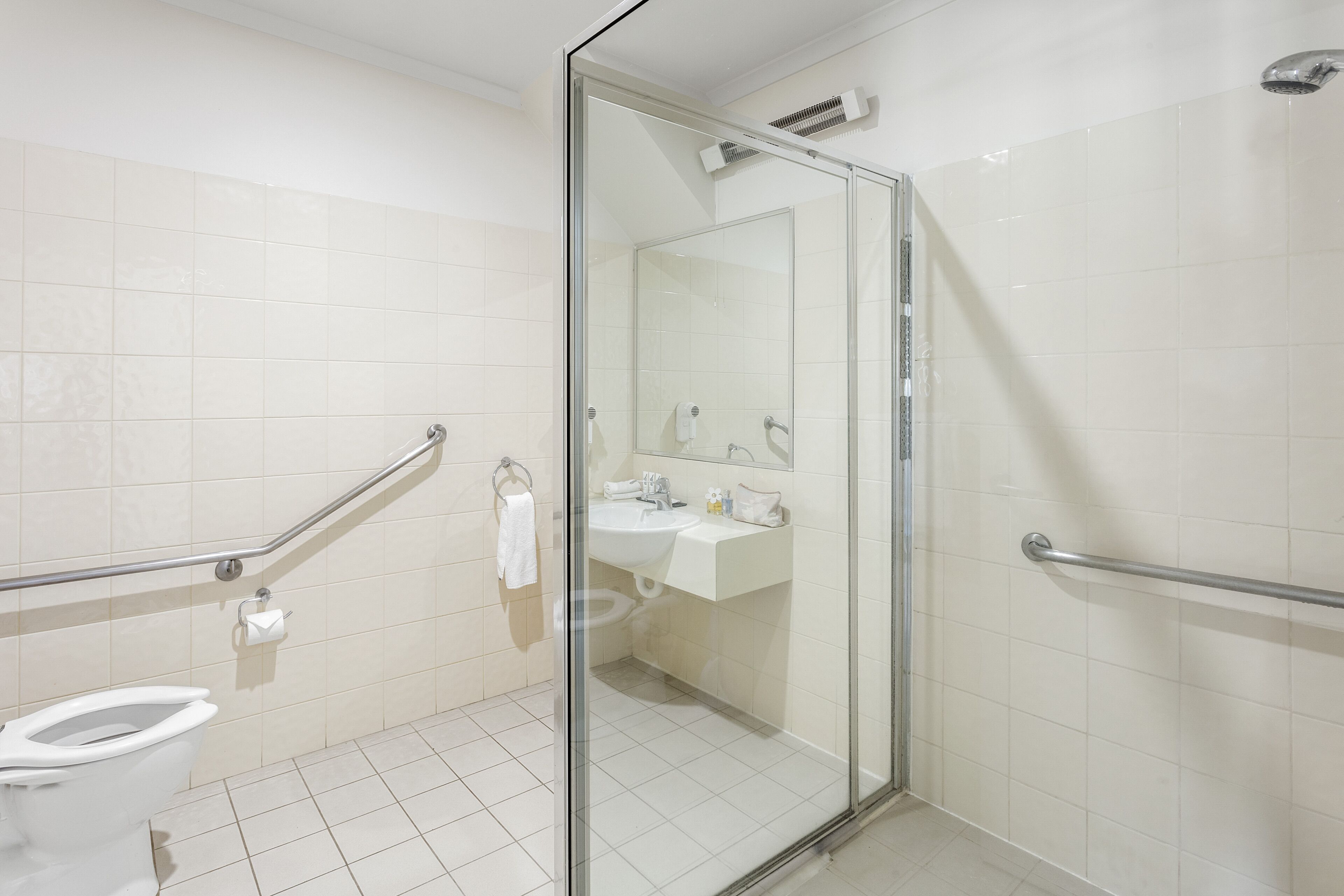 One Bedroom Apartment | Bathroom | Combined shower/bathtub, free toiletries, hair dryer, towels