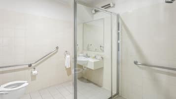 One Bedroom Apartment | Bathroom | Combined shower/bathtub, free toiletries, hair dryer, towels