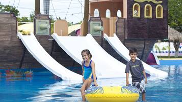 Een waterpark met glijbanen en een speelgebied met piratenthema.