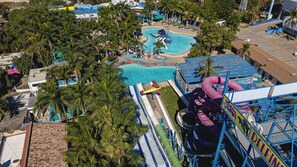 Vue aérienne d’un parc aquatique avec de nombreux toboggans et une piscine.