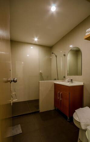 Twin Room | Bathroom | Free toiletries, hair dryer, towels