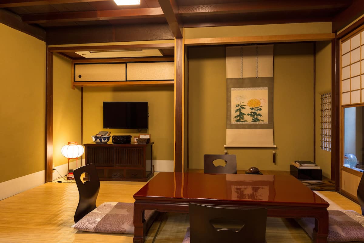Traditional-Zimmer (Japanese-Style) | Daunenbettdecken, Zimmersafe, individuell dekoriert