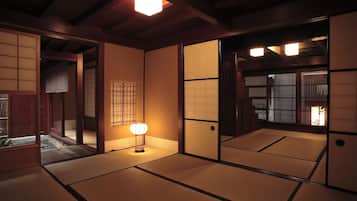 Camera Tradizionale (Japanese-Style) | Copriletto in piuma, cassaforte in camera, con stile personalizzato