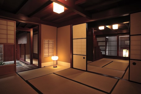 Cubrecamas y caja de seguridad en la habitación