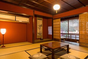 Quarto tradicional (Japanese-Style) | Edredons de pluma, cofres nos quartos, individualmente decorados