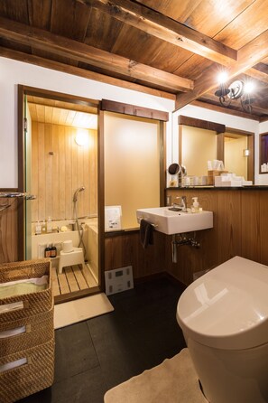 Tavanomainen huone (Japanese-Style) | Kylpyhuone | Erillinen kylpyamme ja suihku, syvä kylpyamme, ilmaiset hygieniatuotteet