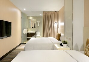 ห้องสแตนดาร์ดทริปเปิล | ผ้านวมขนเป็ด, เตียงพร้อมฟ�ูกเสริมที่นอน, ตู้นิรภัยในห้องพัก, โต๊ะทำงาน