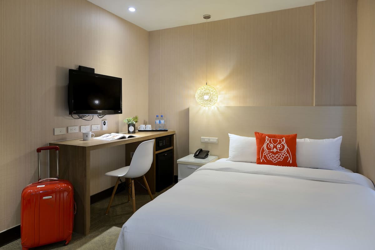 Economy Room | Down comforters, pillowtop beds, in-room safe, desk
