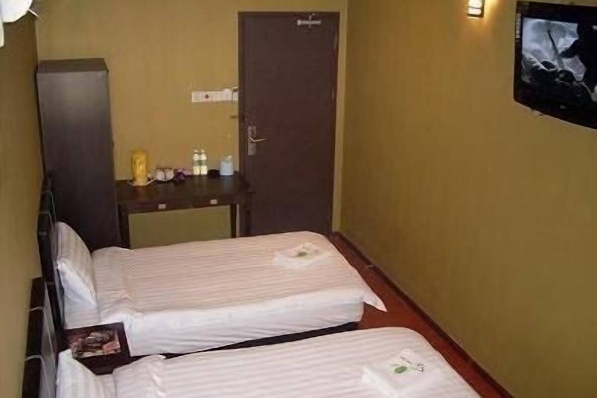 高级双床房 | 客房内保险箱、办公桌、熨斗/熨衣板、折叠床/加床(额外收费)