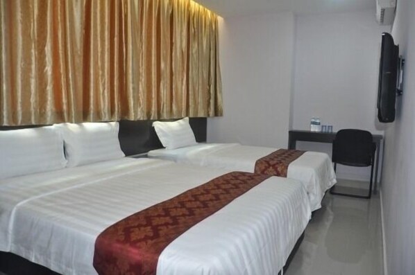 غرفة عائلية | خزنة داخل الغرفة ومكتب ومكواة/لوح كي وأسرّة قابلة للطي