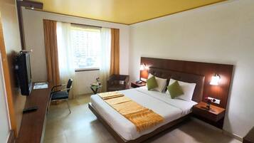 Habitación Deluxe | Caja de seguridad en la habitación, escritorio y cortinas blackout