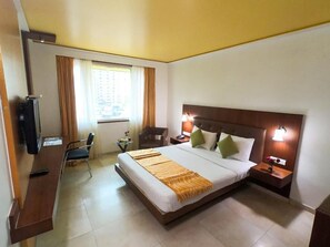 Habitación Deluxe | Caja fuerte, escritorio, cortinas opacas y wifi gratis