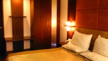 Saffron Suite | In-room safe, desk, blackout drapes, free WiFi