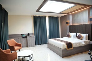 Sky Studio Room | In-room safe, desk, blackout drapes, free WiFi - Srinivas Saffron Hotel (Mangaluru)