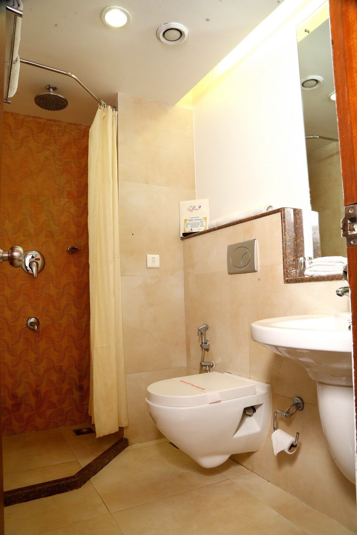 淋浴/盆浴组合、大花洒淋浴喷头、免费洗浴用品、吹风机