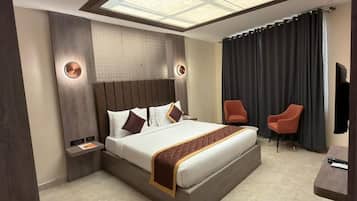 Executive studio suite | Een kluis op de kamer, een bureau, verduisterende gordijnen, gratis wifi