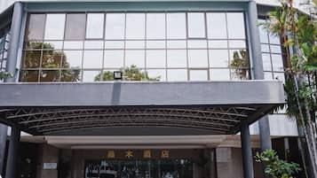 Vista frontal de la propiedad