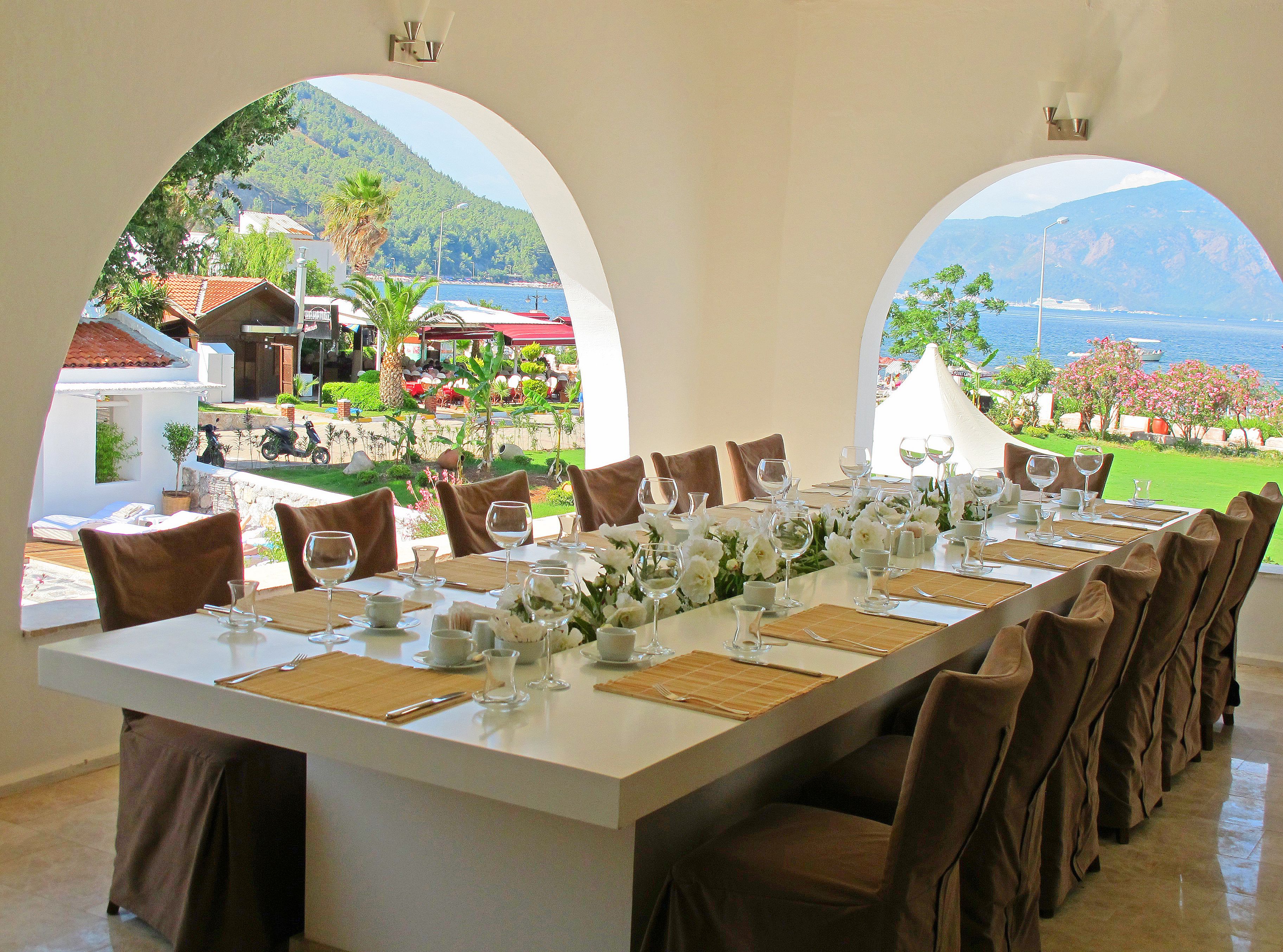 Breakfast and dinner served