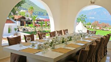 Breakfast and dinner served