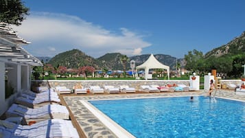 Piscine extérieure (ouverte en saison), parasols de plage