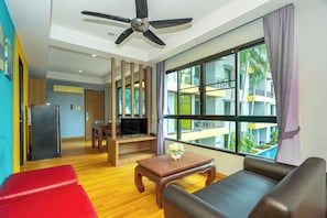 Departamento, 2 habitaciones | Área de sala de estar | Televisión LCD de 32 pulgadas con canales por cable