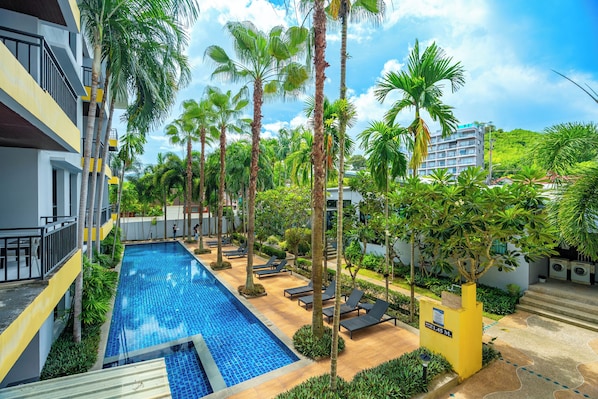 Alberca al aire libre y camastros