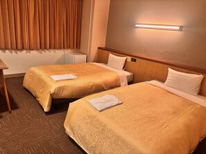Een bureau, een strijkplank/strijkijzer, gratis wifi, beddengoed