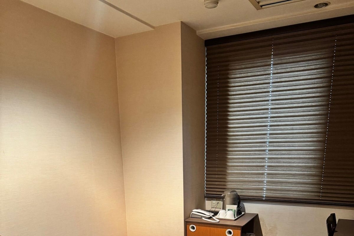 Escritorio, tabla de planchar con plancha, wifi gratis y ropa de cama