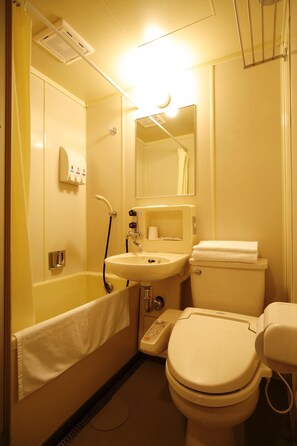 Combined shower/tub, free toiletries, hair dryer, slippers - Sunsky Hotel (Kitakyushu)