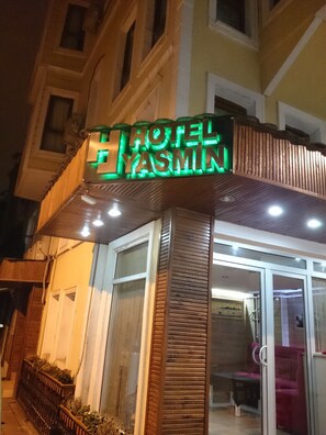 Façade de l’hébergement - soirée/nuit