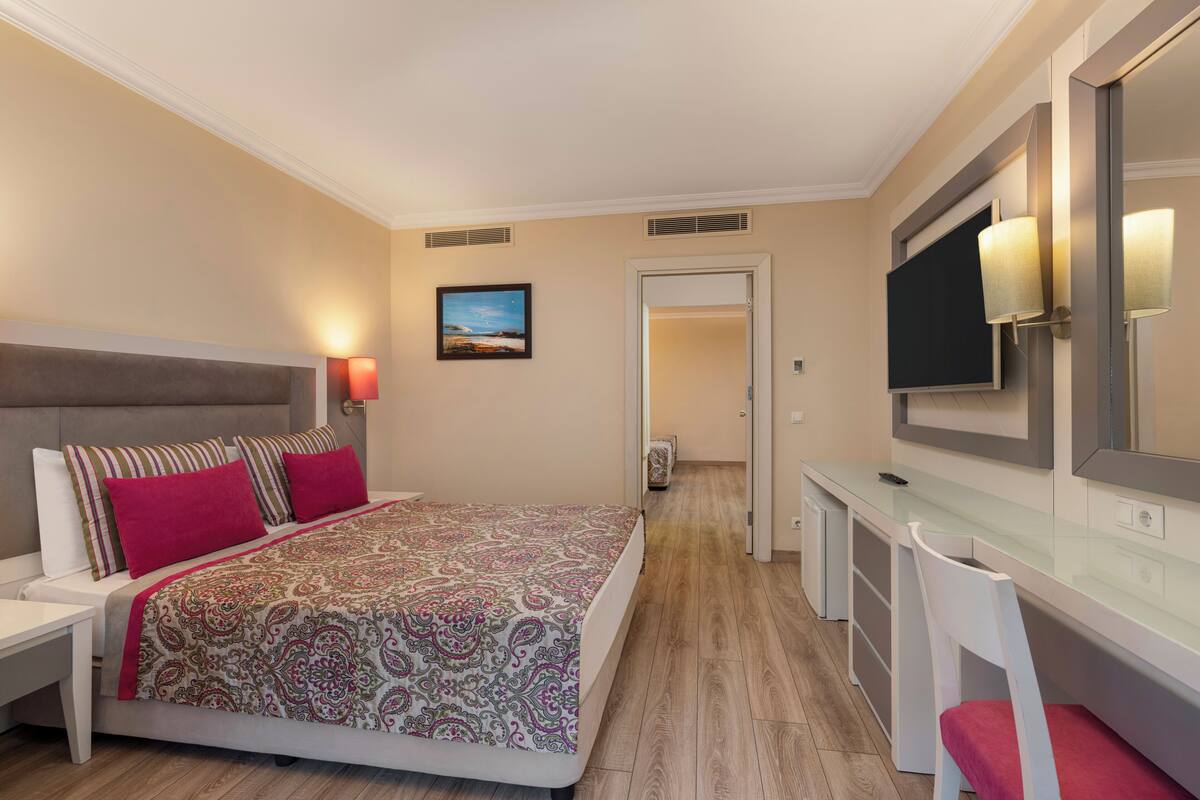 Orange Family Room - 2 Bedroom
