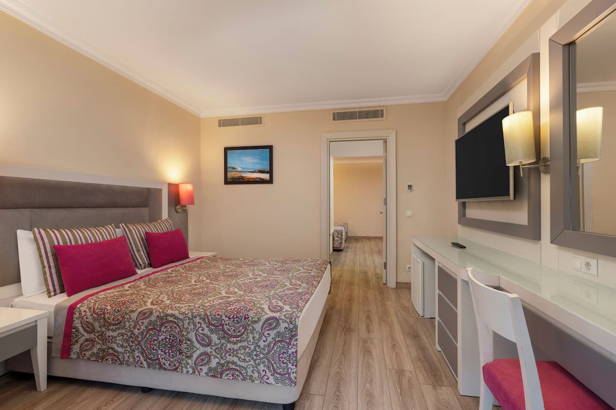 Orange Family Room - 2 Bedroom | Ilmaiset minibaarituotteet, tallelokero huoneessa, työpöytä, äänieristys