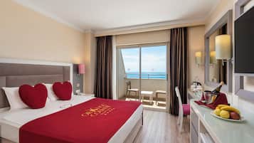 Standard Room, Partial Sea View | Artículos del minibar gratis y caja de seguridad en la habitación