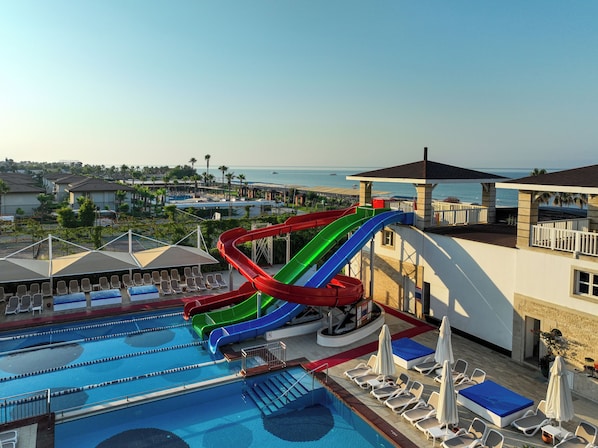 Piscine couverte, 2 piscines extérieures, parasols de plage
