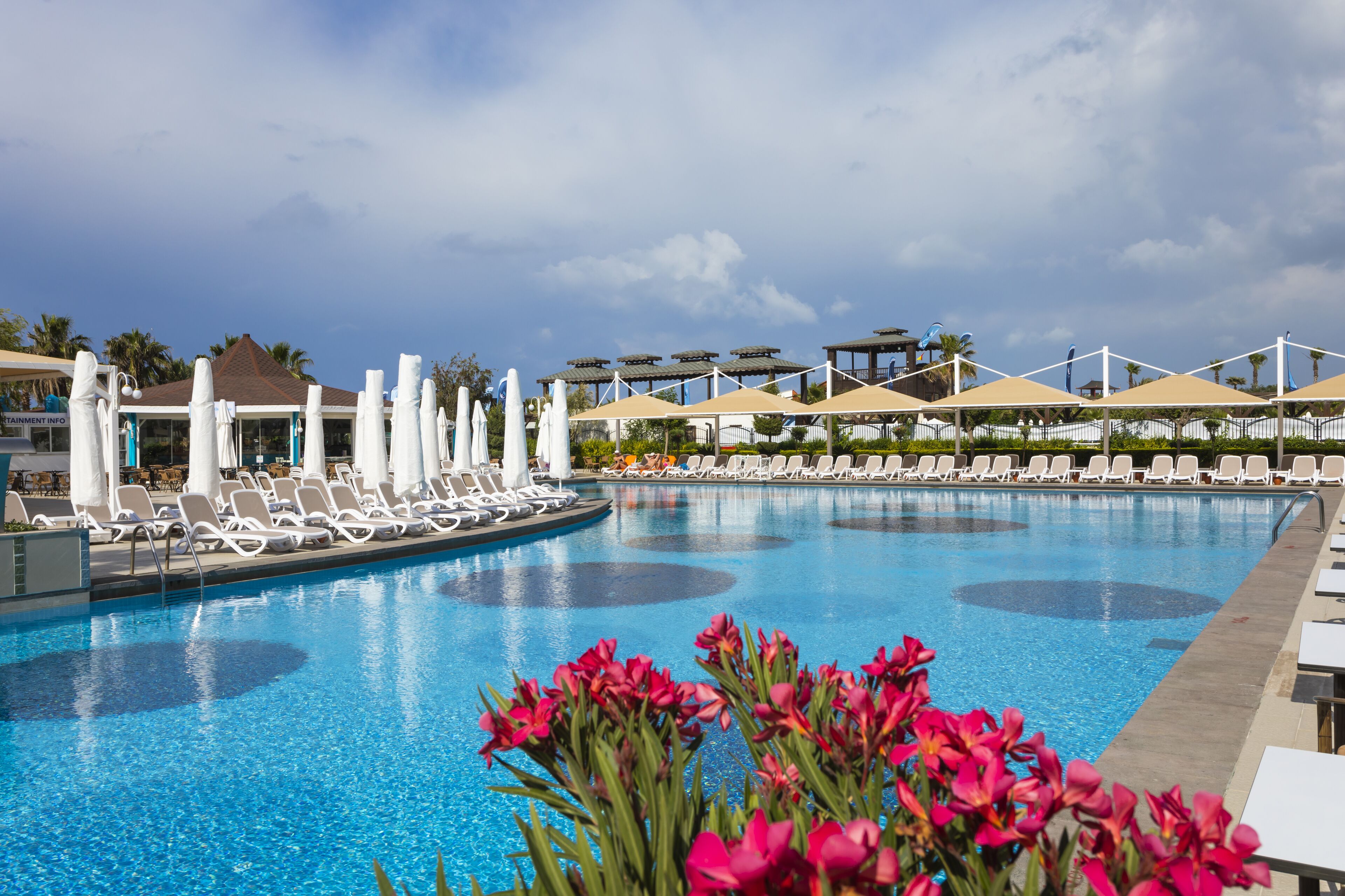 Sisäuima-allas, 2 ulkouima-allasta, aurinkovarjoja, aurinkotuoleja