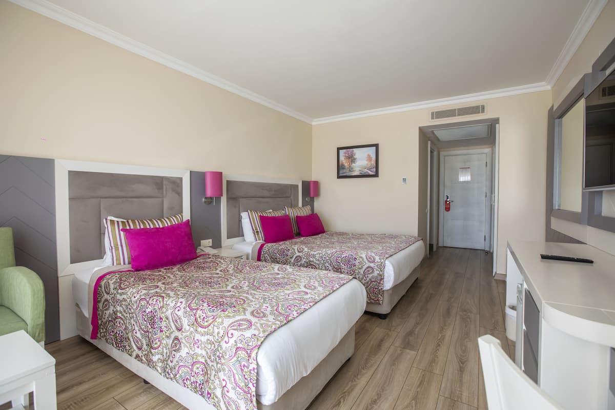 Free minibar, in-room safe, desk, soundproofing
