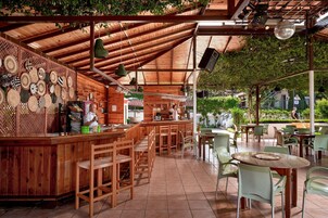 3 bares, bar junto a la piscina, bar en la playa